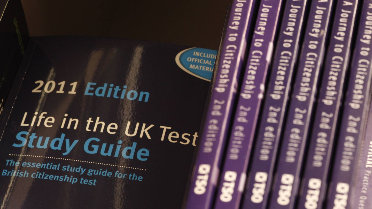 Guías de estudio para el examen de ciudadanía británica en una librería en Manchester. (Reuters)
