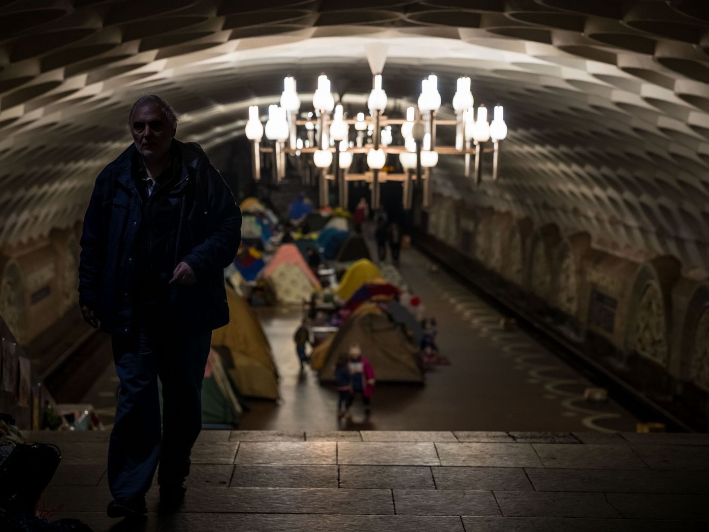 Fotografía del 19 de abril del 2022 que muestra a varias personas dentro de una estación de metro usada como refugio, en Jarkov (Ucrania). (EFE / Miguel Gutiérrez)
