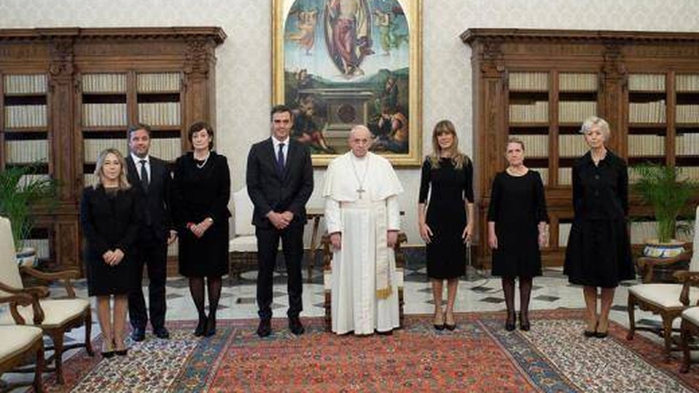 El papa Francisco recibe a Pedro Sánchez y Begoña Gómez en el Vaticano. (EFE)