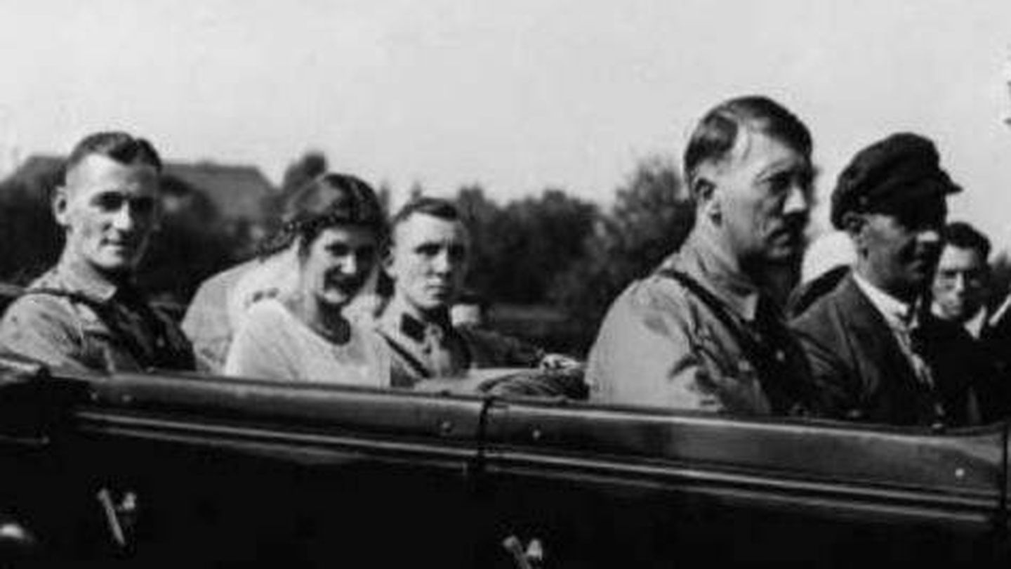 Gerda y Martin Bormann el día de su boda junto a Adolf Hitler.