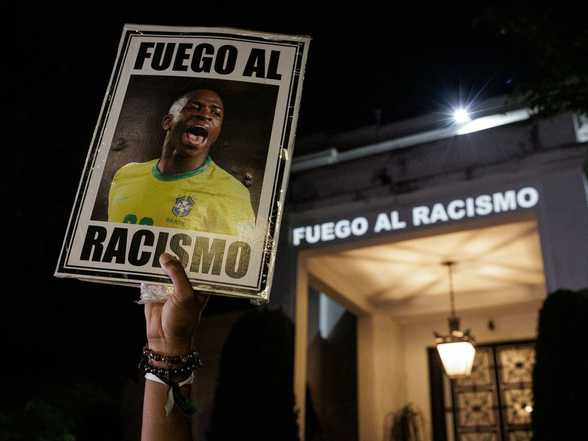Foto: Manifestantes protestan por los ataques racistas contra Vinícius frente al consulado de España en São Paulo, Brasil. (Isaac Fontana/EFE)
