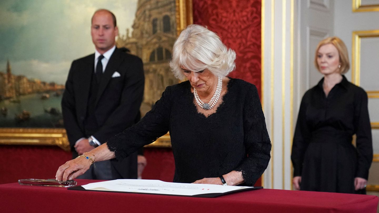 La reina Camila firma el juramento tras la proclamación de Carlos III. (Reuters/Pool/Kirsty O'Connor)