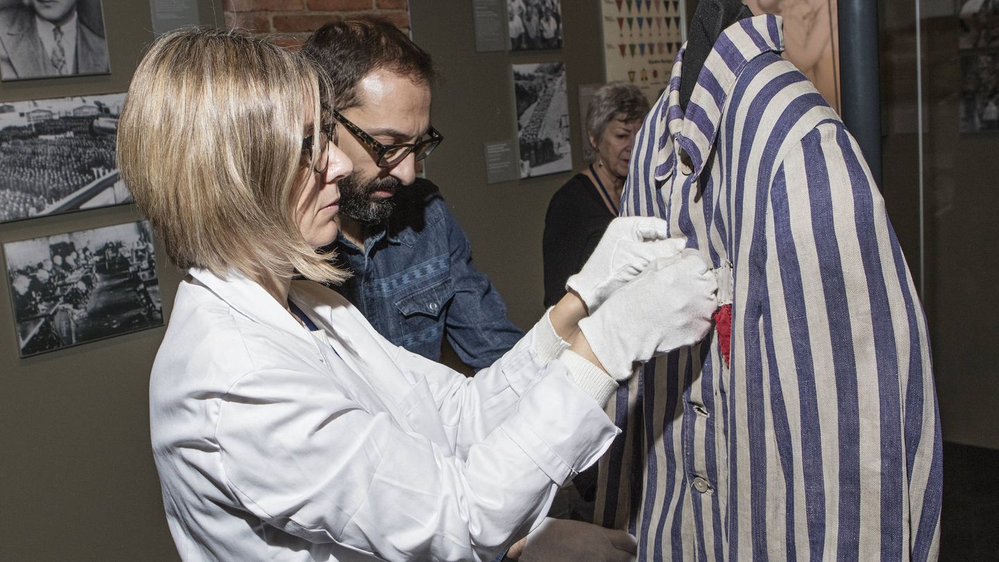 Montaje de textiles para la exposición sobre Auschwizt de Madrid