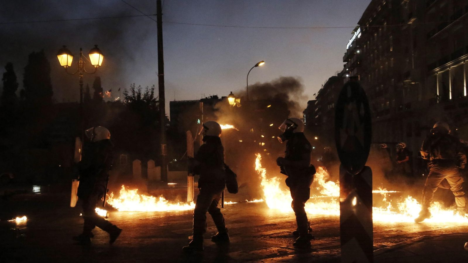 Foto: Manifestantes lanzan cócteles molotov a la Policía cerca de la plaza Syntagma, este miércoles. (EFE)