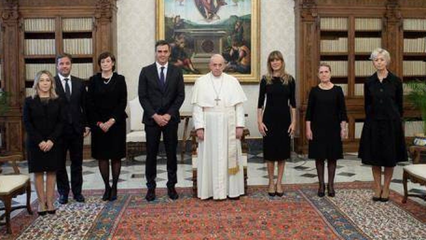 El Papa Francisco recibiendo a Pedro Sánchez y Begoña Gómez en El Vaticano.(EFE)
