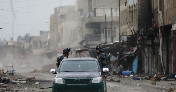 Foto: La Policía Federal Iraquí circula por una calle de Mosul, en Irak, controlada por las fuerzas estatales. (Reuters) 