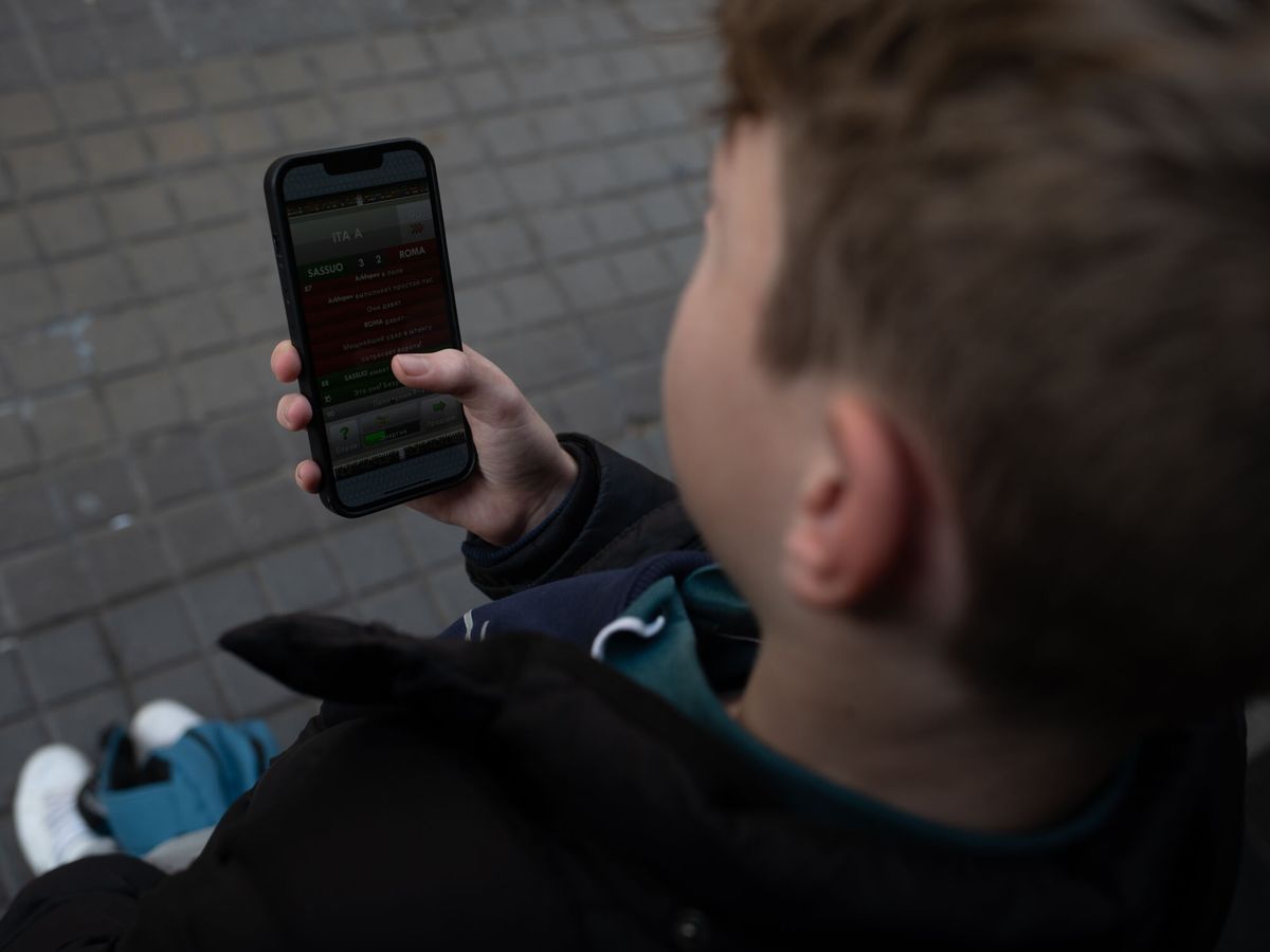 Foto: Una persona usa el teléfono móvil, en una imagen de archivo. (David Zorrakino/Europa Press)ña aprueba la prohibición del móvil en las aulas de colegios e institutos
