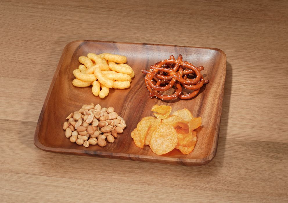 Foto: Los snacks y los alimentos procesados en general son los que más cantidad de sal contienen. (Corbis)