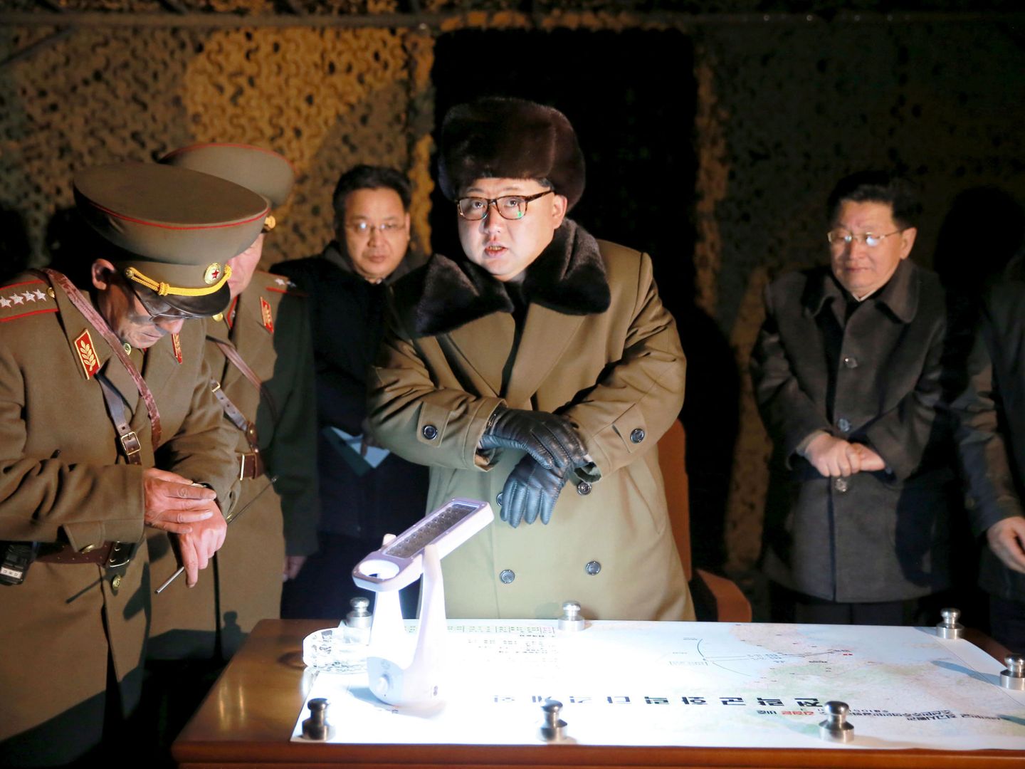 Kim Jong-un, en una instalación secreta del ejército norcoreano, antes de una prueba de lanzamiento de un misil, en marzo de 2016. (Reuters)