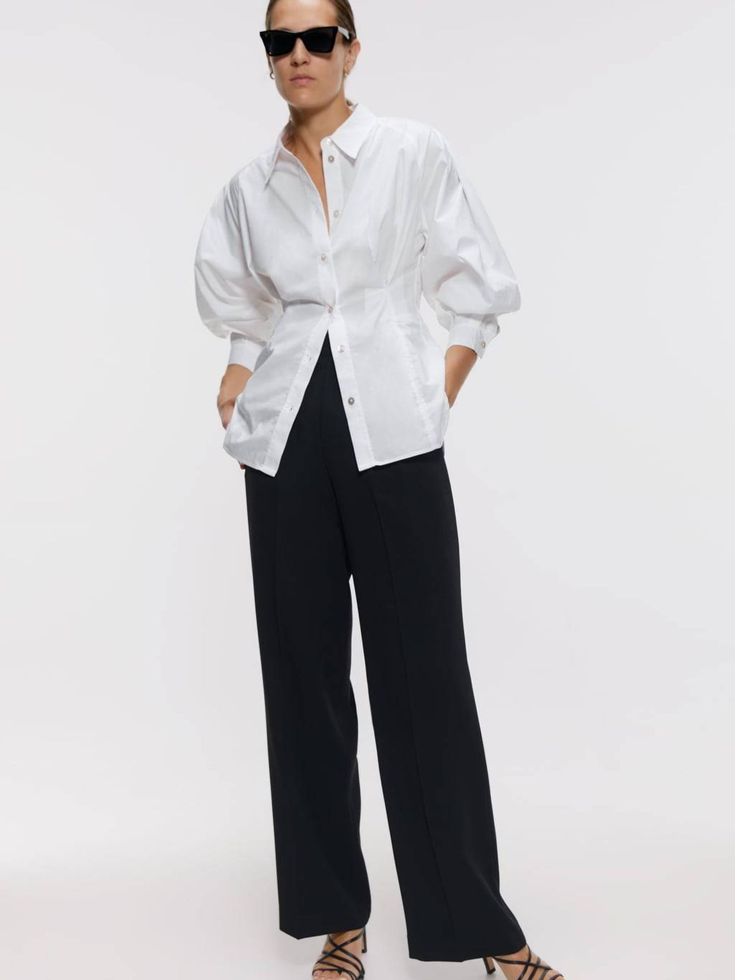 Un total look, camisa blanca (19,95 €) y pantalón negro (39,95 €) de Zara. (Cortesía)
