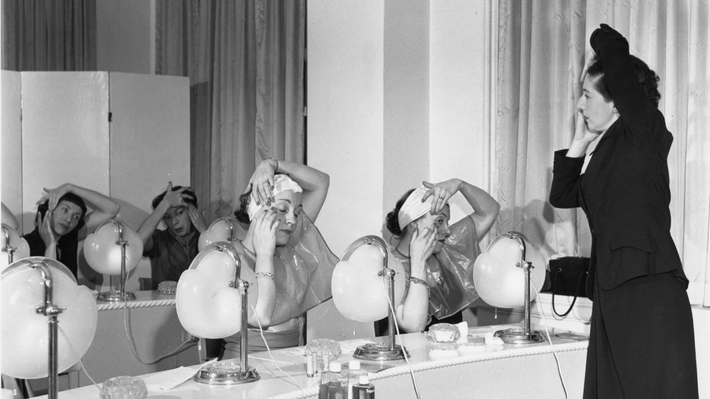 Las clases de cosmética en un Instituto de Helena Rubinstein. (Cordon Press/Rue des Archives/AGIP)