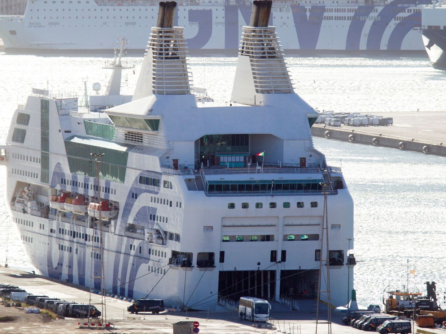 Uno de los barcos contratados por Interior para alojar a las fuerzas seguridad durante operación 'Copérnico'. (EFE)