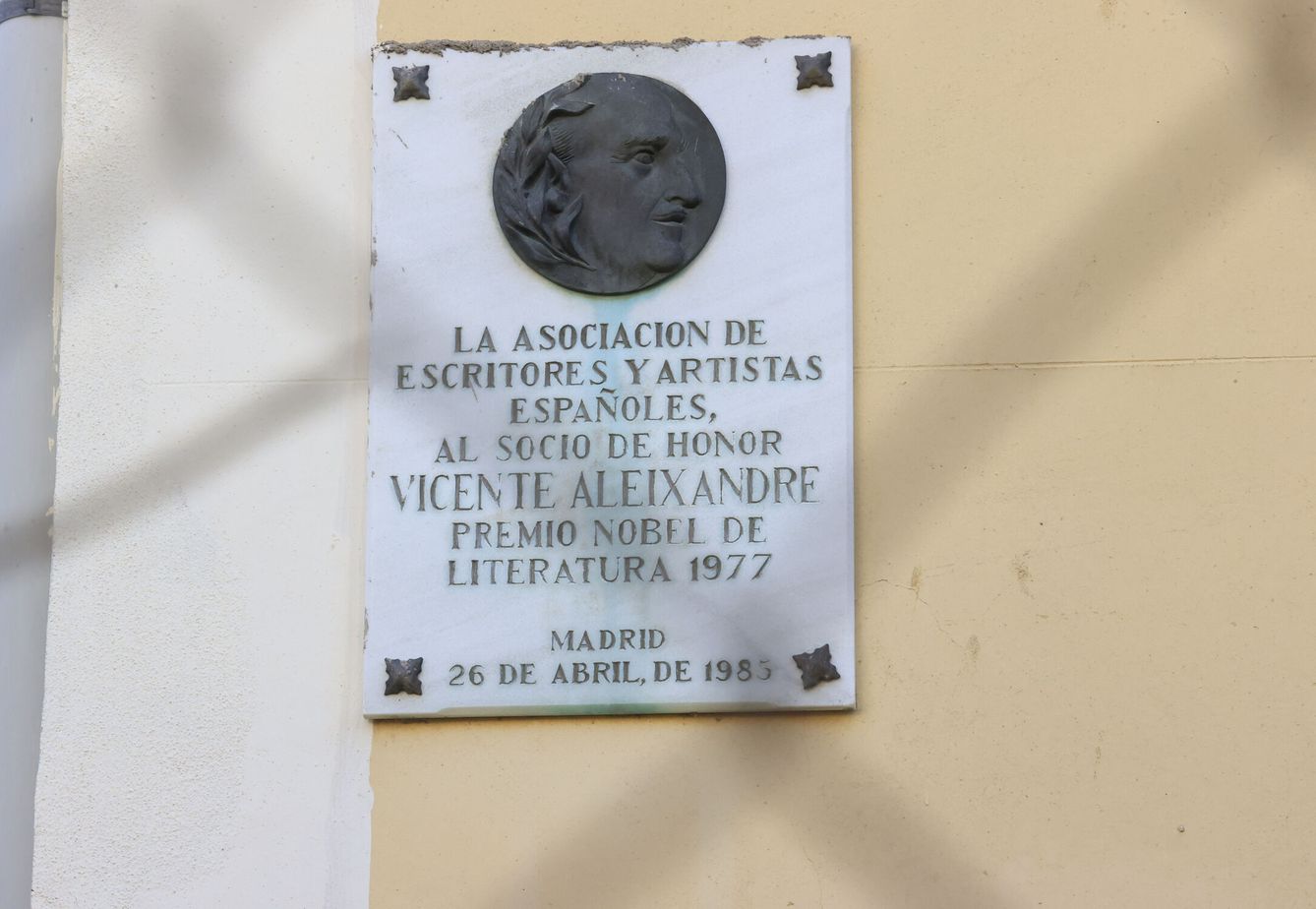 Placa en recuerdo de Vicente Aleixandre en la fachada de su casa. (EFE)