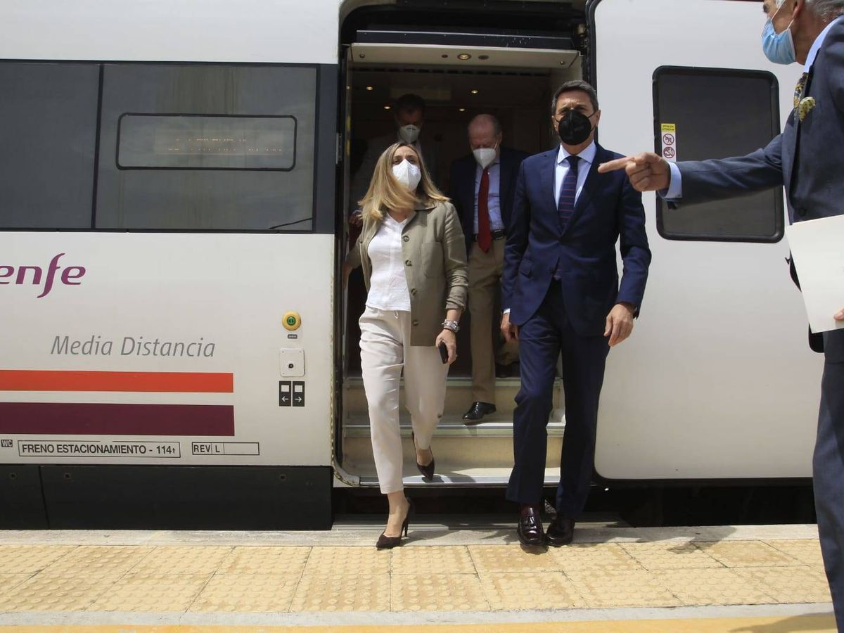 Foto: La consejera andaluza de Fomento y el delegado del Gobierno bajan del tren. (EFE)