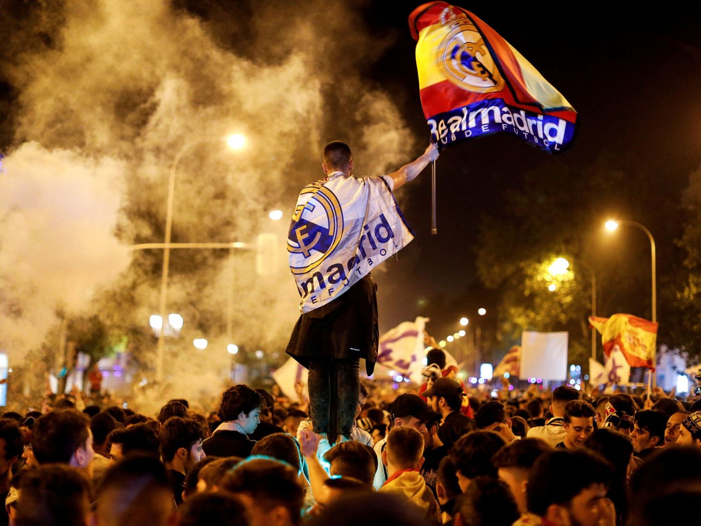 Aficionados del Real Madrid festejan un título en Cibeles