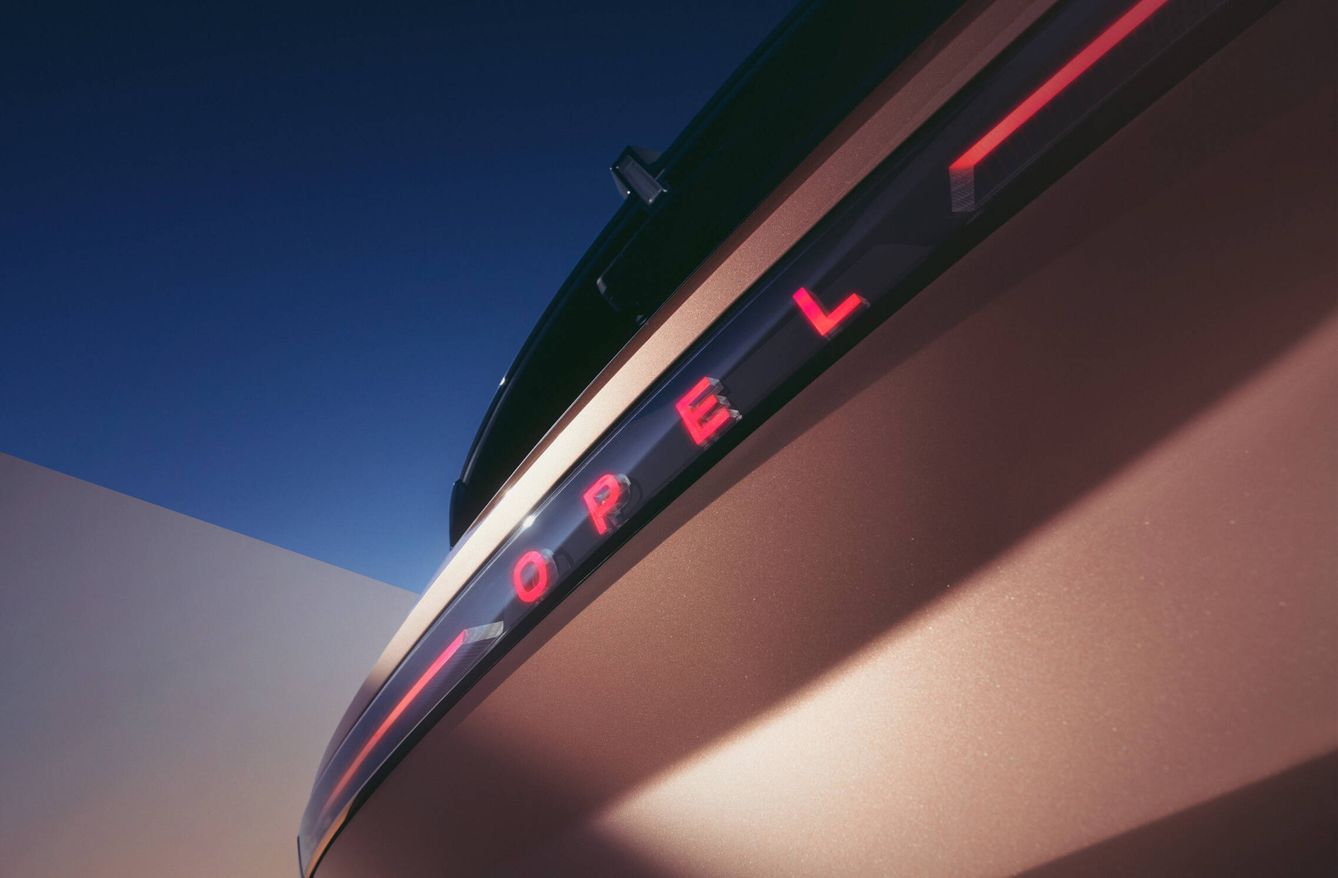 Como primicia en la marca, las letras Opel están iluminadas permanentemente en la trasera.