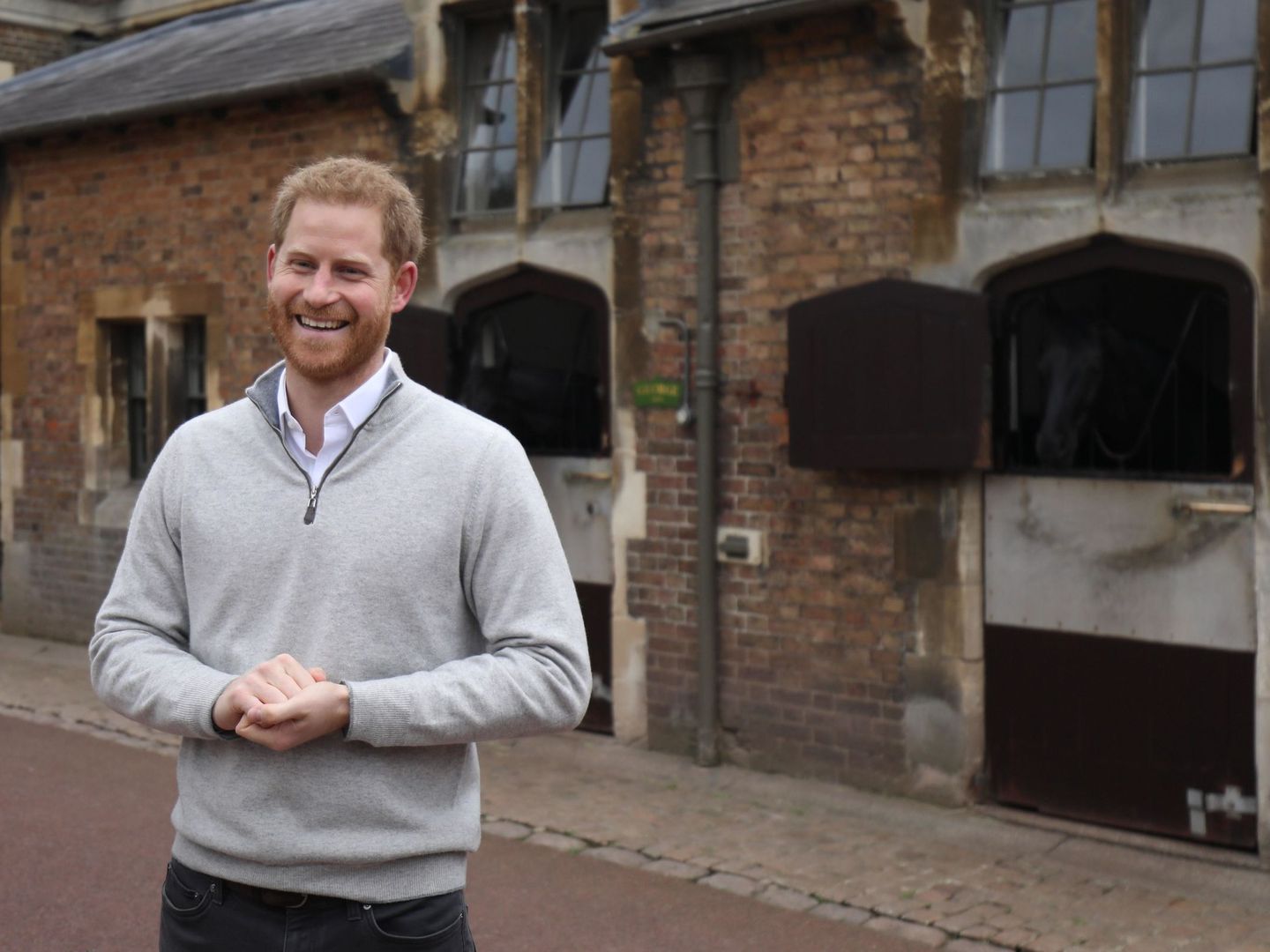El príncipe Harry, posando frente a Frogmore Cottage tras el nacimiento de Archie. (Reuters)