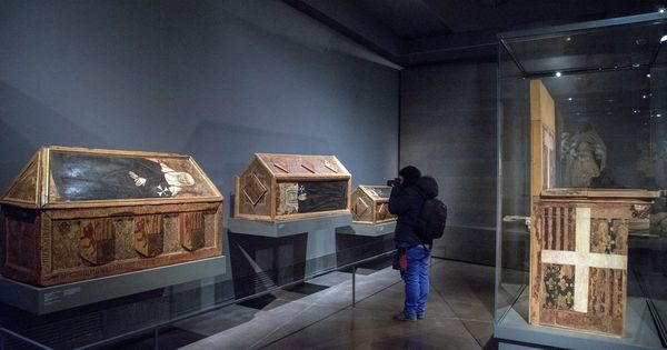 Foto: Las cajas sepulcrales y trono de Blanca de Aragón y Anjou en el Museo Diocesano de Lleida. (EFE)