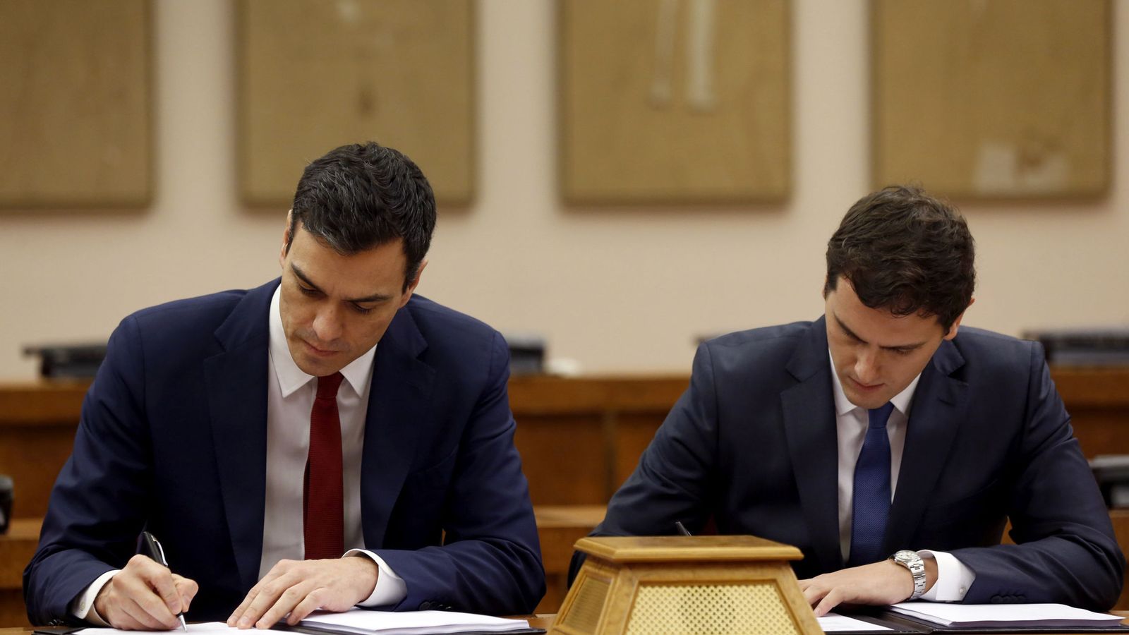 Foto: Pedro Sánchez y Albert Rivera firman su acuerdo de investidura en la sala Constitucional del Congreso, el pasado 24 de febrero. (EFE)