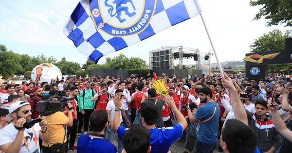 Foto: Aficionados del Chelsea y el Arsenal en Baku. (Reuters)