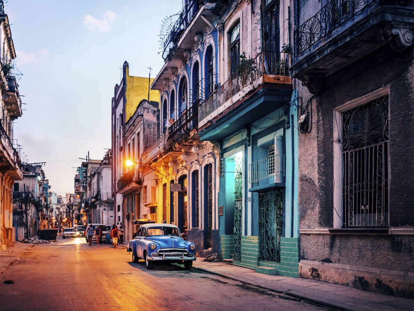 Una postal típica de Cuba, con sus vibrantes colores y sus coches antiguos (iStock)