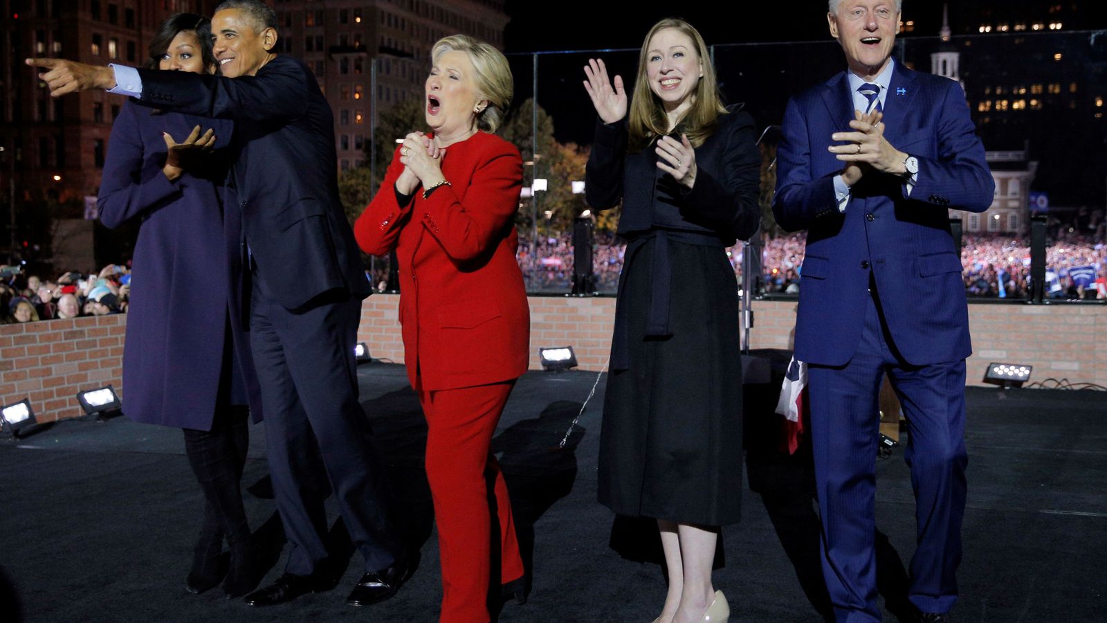 Foto: Hillary Clinton, arropada por su marido y su hija Chelsea y Barack y Michelle Obama en su último mitin. (Reuters)