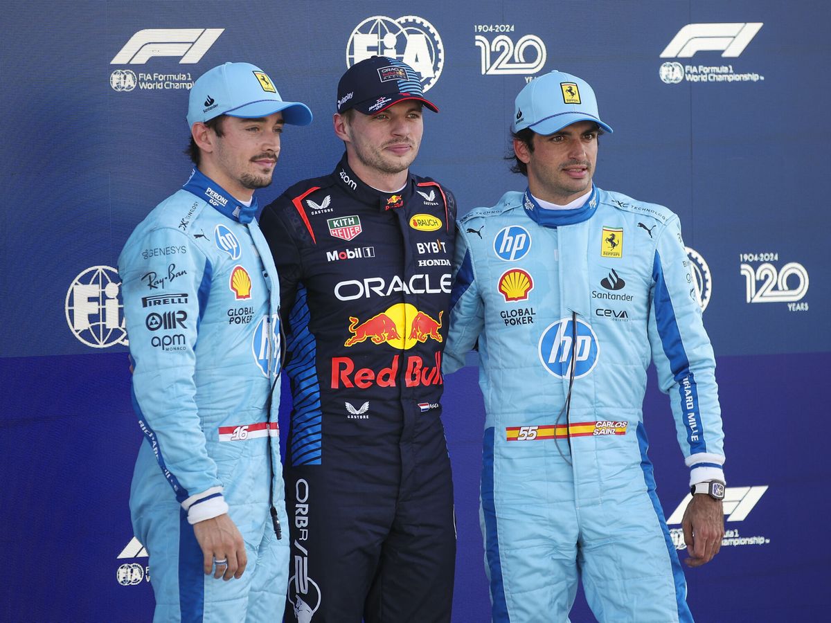 Foto: Max Verstappen en el centro de la imagen, junto a Charles Leclerc y Carlos Sainz al termino de la sesión clasificatoria del GP de Miami. (Eric Alonso / DPPIAFP7)