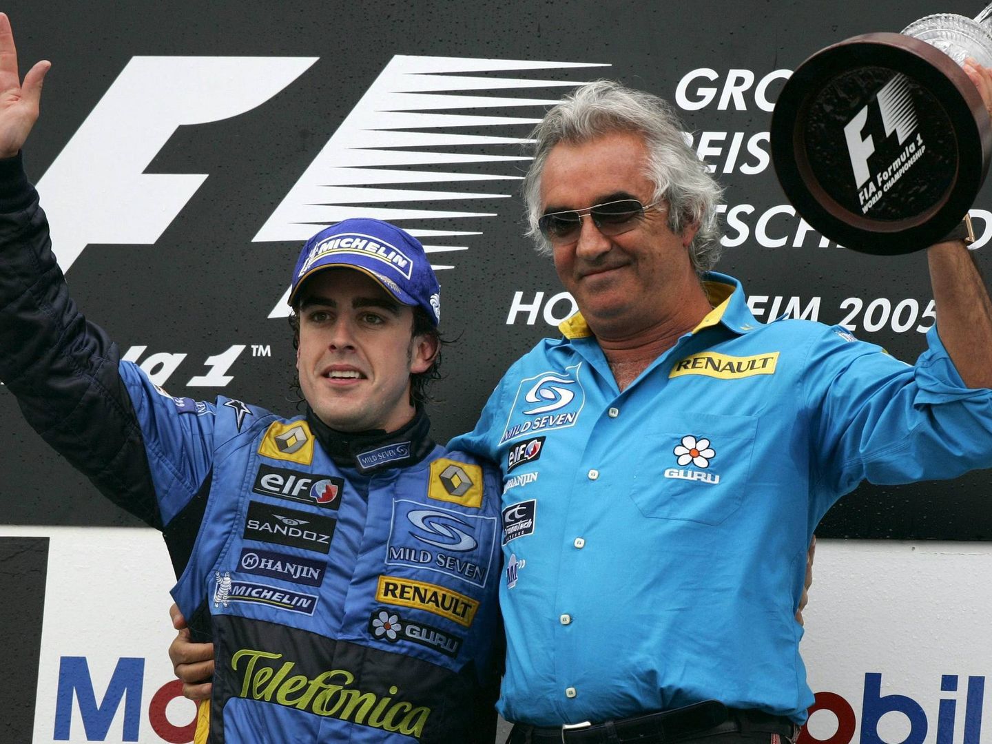Fernando Alonso celebra junto a Flavio Briatore una de sus victorias ese año. (EFE)
