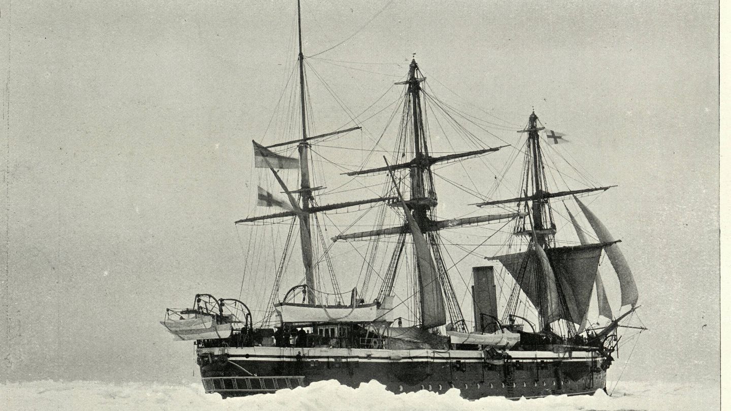 HMS Cleopatra, crucero del siglo XIX, pasando por la zona.