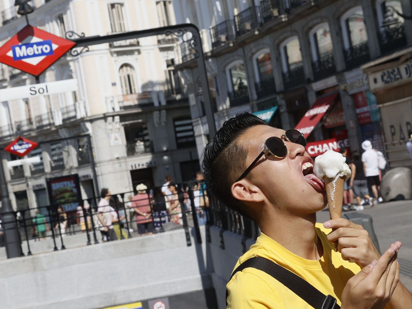 Un joven disfruta de un helado en la Puerta del Sol. (EFE/Mariscal)