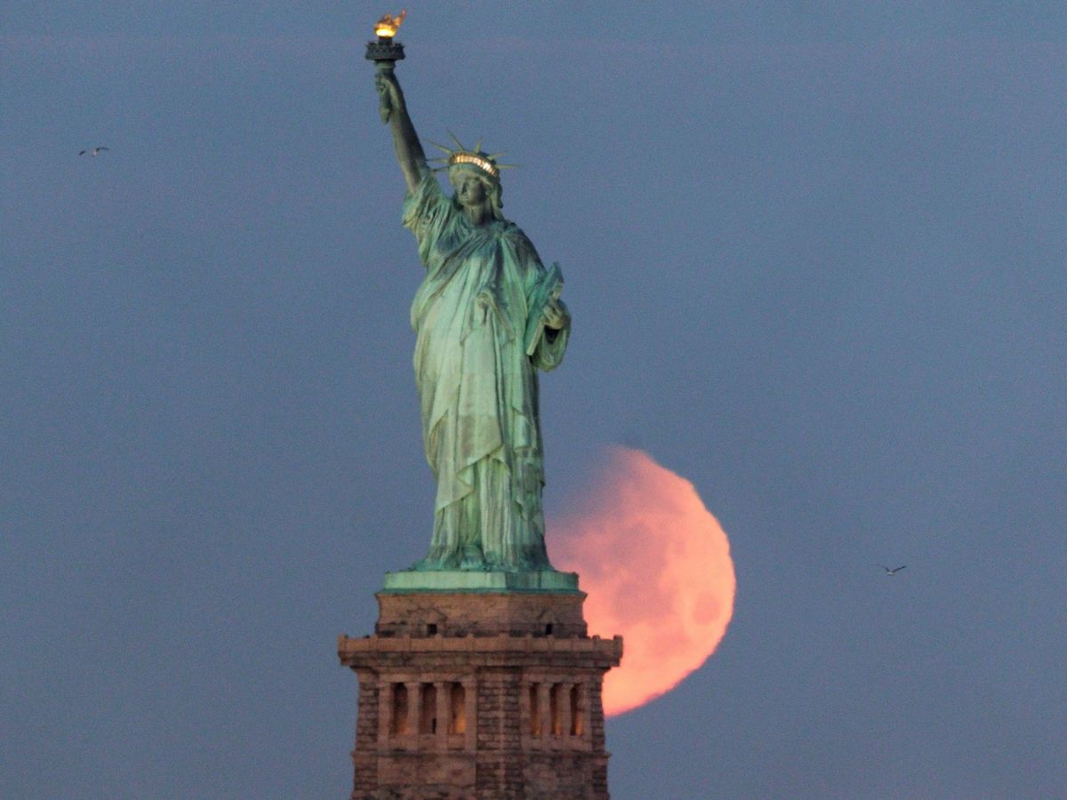 Foto: Superluna sobre Nueva York. Foto: Efe