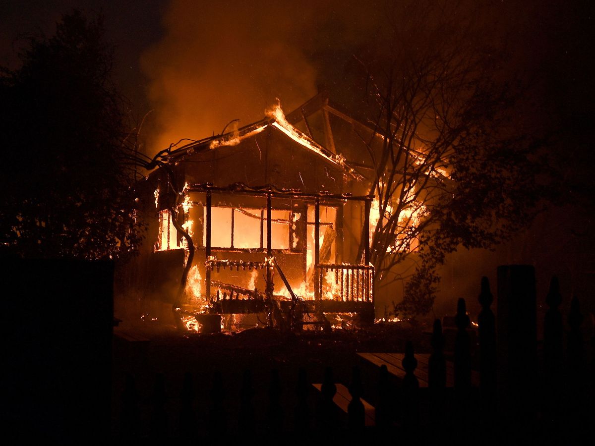 Foto: Una casa arde en el incendio de Gospers Mountain, en Nueva Gales del Sur (Australia). (Reuters)