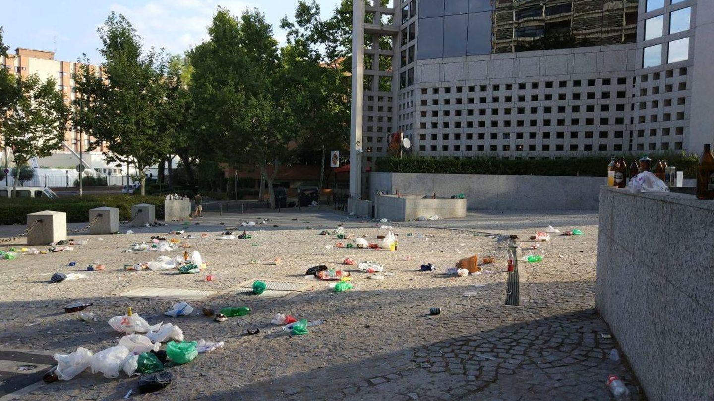 Restos de basura y botellón en una plaza junto a una zona residencial. (EC)