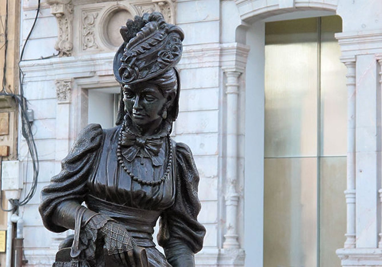 La estatua representa a Ana Ozores, la protagonista de 'La Regenta'