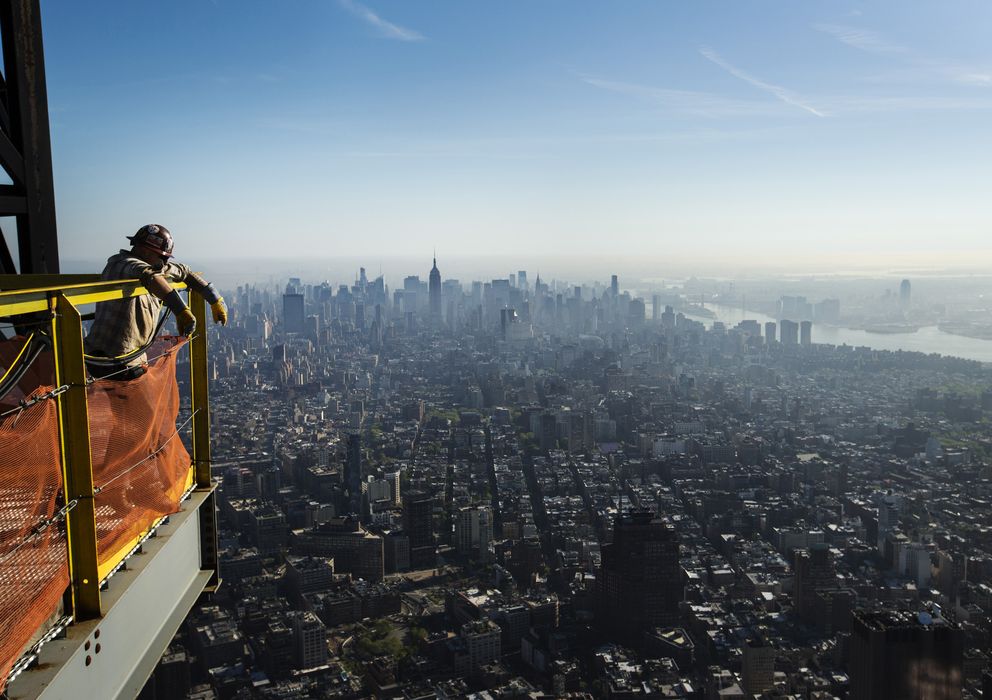 Foto: Un trabajador de la construcción observa desde unas obras el 'skyline' de la ciudad de Nueva York. (Reuters)
