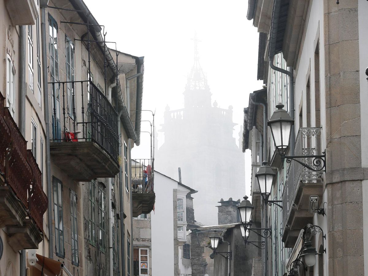 Foto: Calles del centro de Lugo llevan semanas totalmente vacías (EFE/Eliseo Trigo)