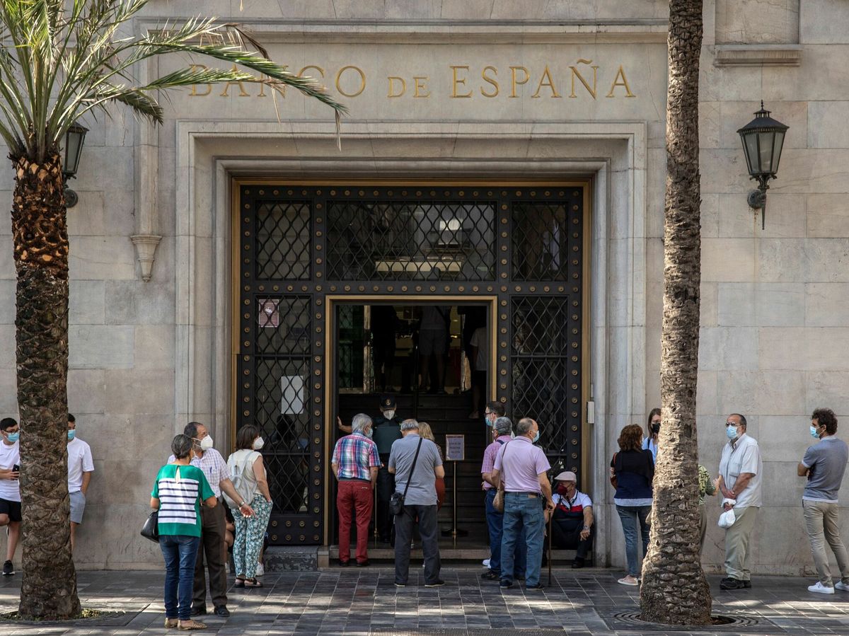 Foto: Colas en la sede valenciana del Banco de España para cambiar pesetas por euros (EFE)