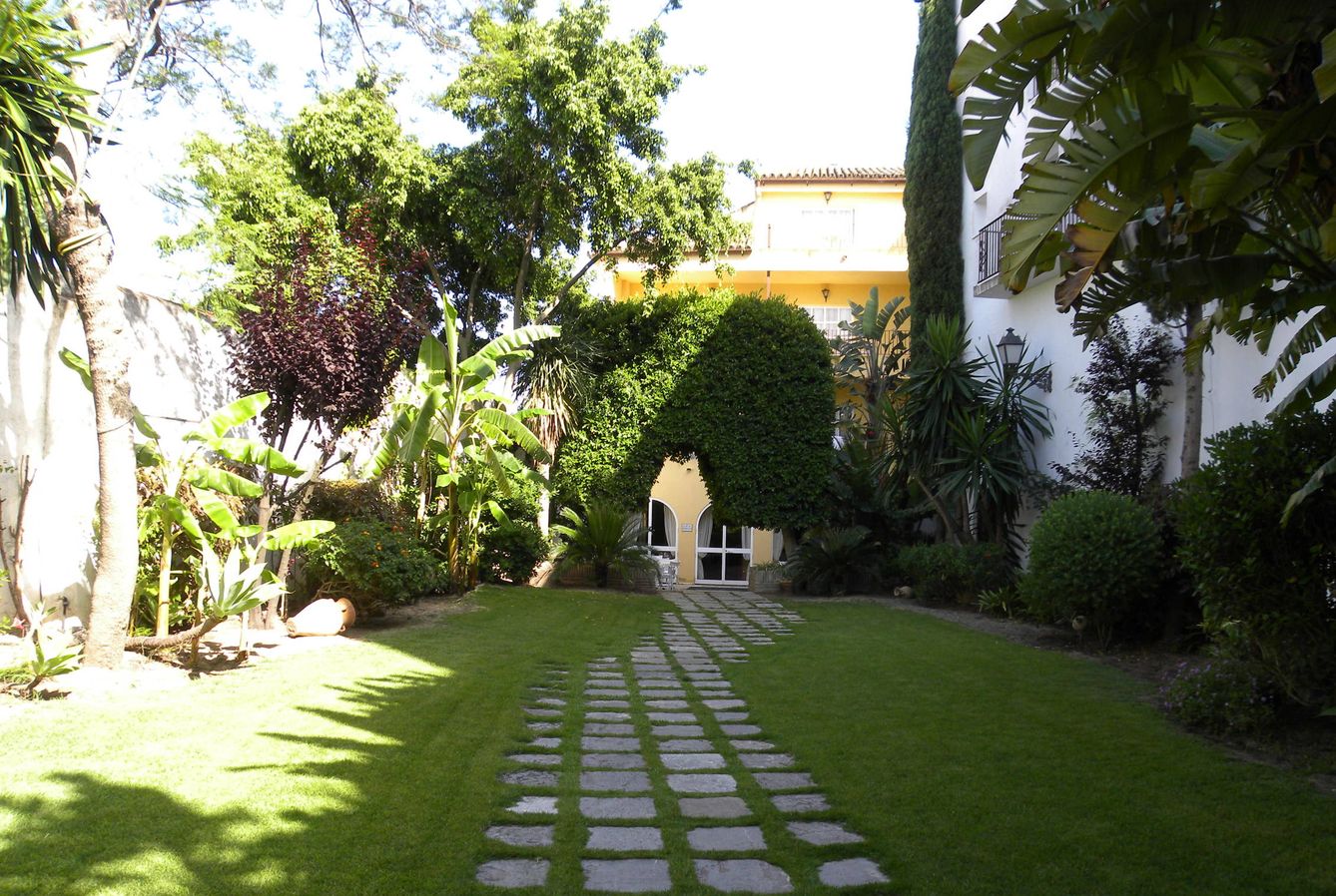 Los jardines que llevan al hotel monasterio de San Miguel