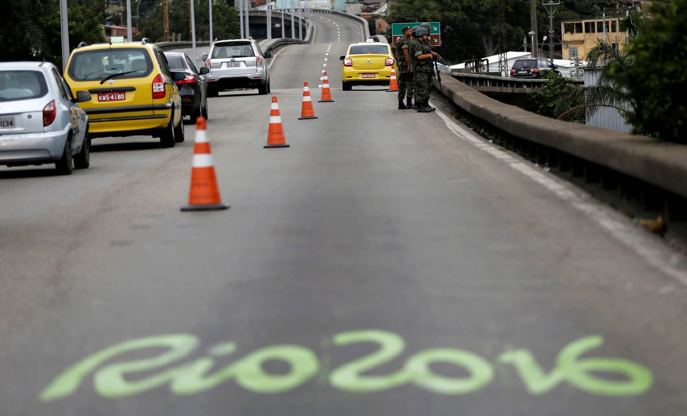 Militares brasileños patrullan una calle de Río durante un ensayo de la ceremonia inaugural de los Juegos, el 17 de julio de 2016 (Reuters).