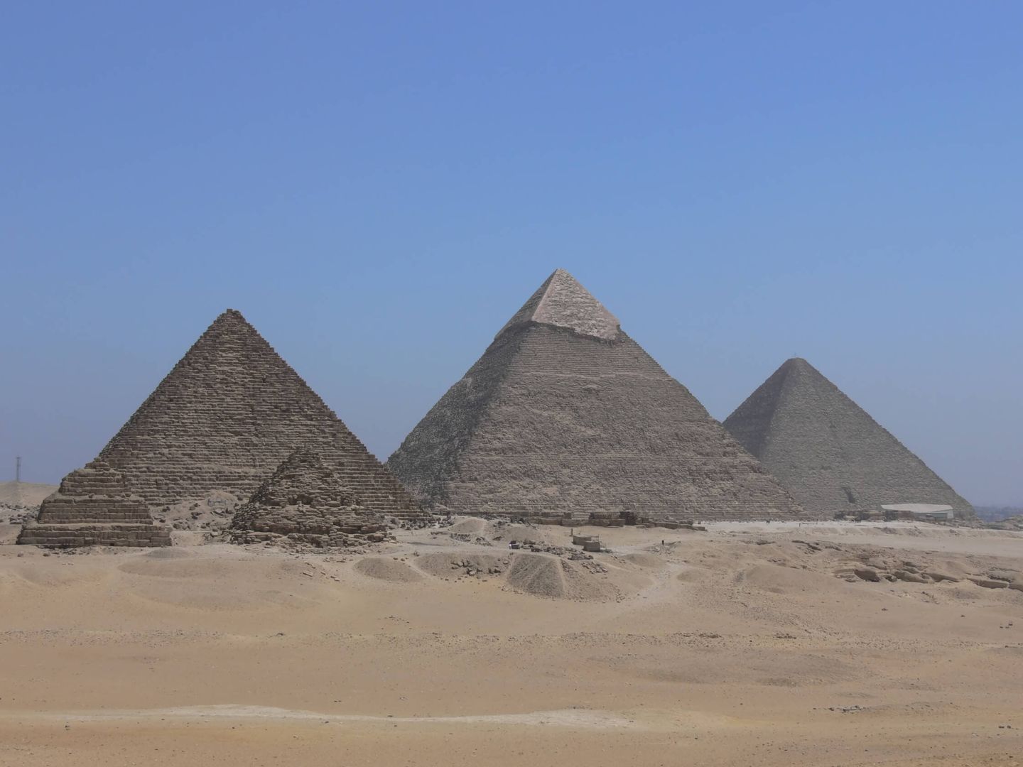 Panorámica de tres pirámides de Egipto. (iStock)
