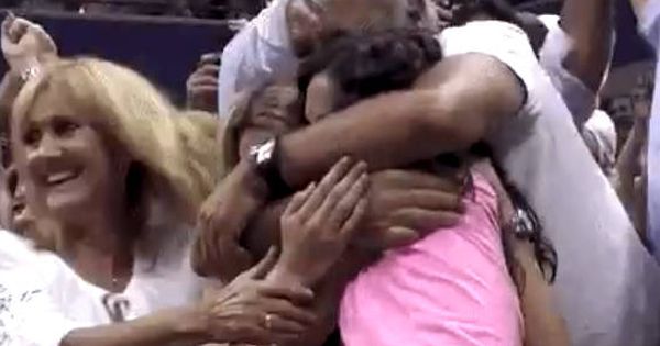 Foto: La familia de Rafa Nadal se abraza tras la victoria del español en el US Open (Foto: Twitter)
