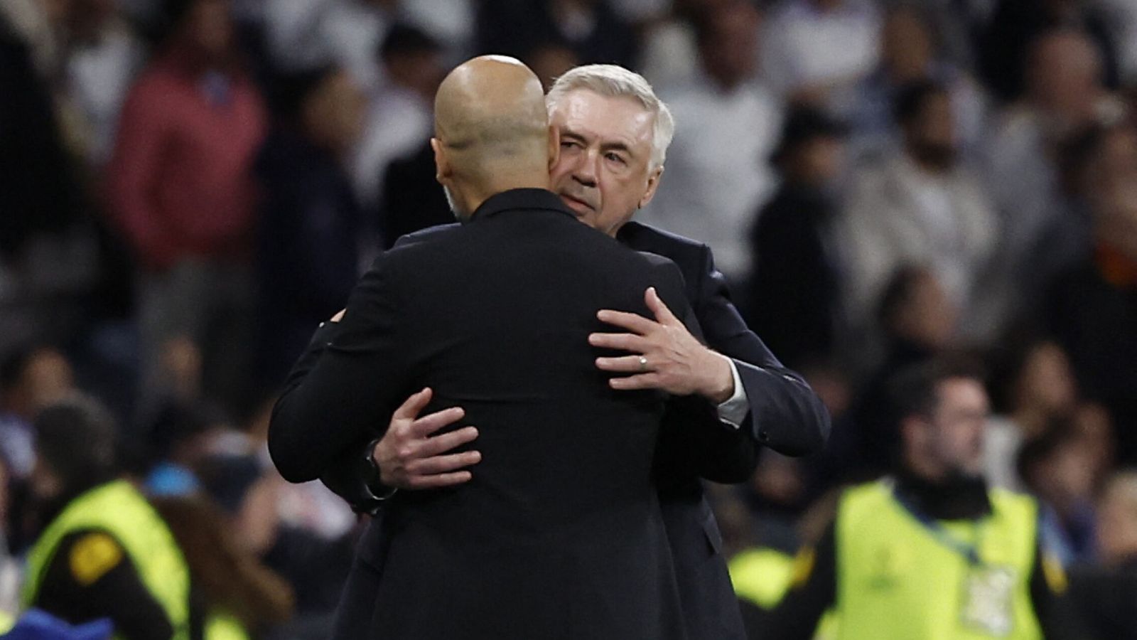 Guardiola saluda a Ancelotti durante el partido. (Reuters/Juan Medina)
