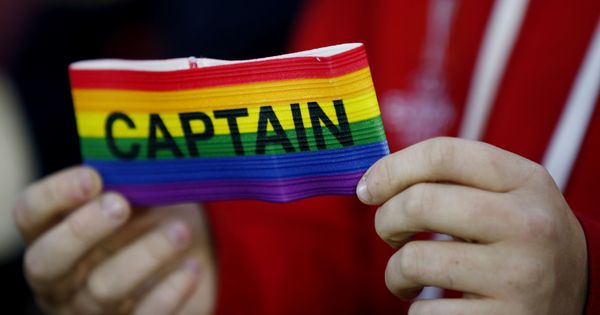 Foto: Un brazalete de capitán con la bandera arco iris. (Reuters)