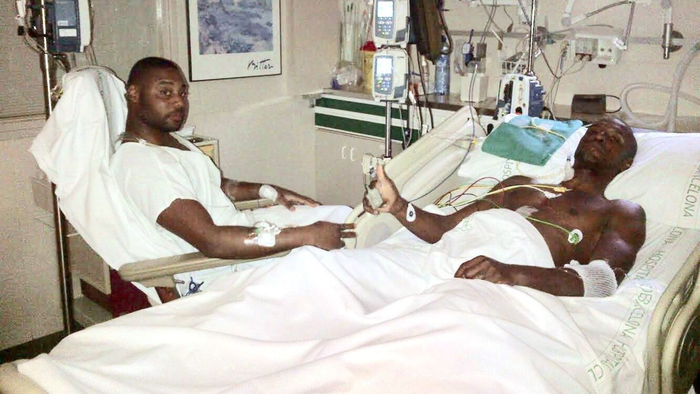 Fotografía de Éric Abidal y su primo Gérard en el hospital tras el trasplante. Facilitada por Abidal. (EFE)