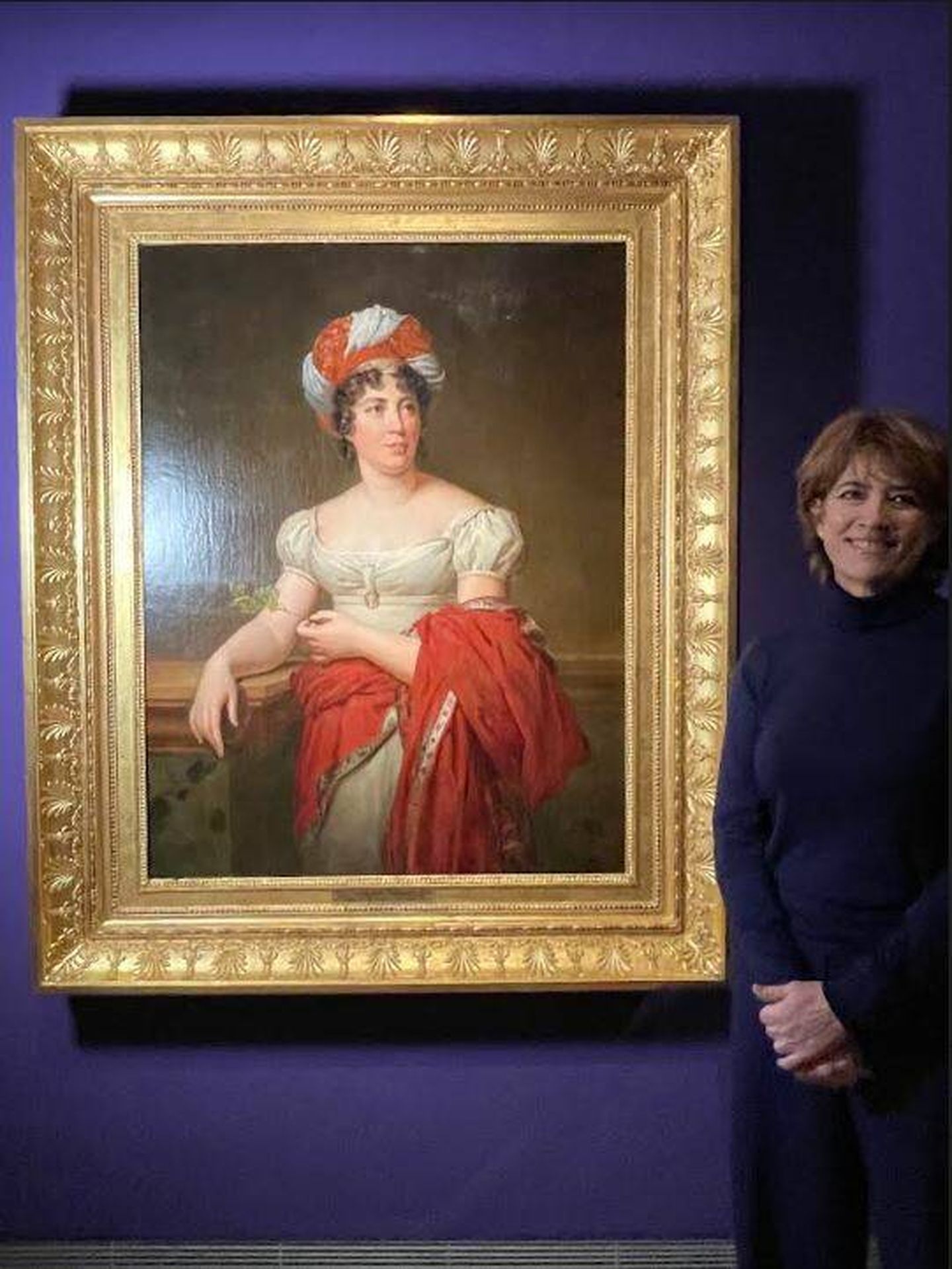 Dolores Delgado posa con 'Madame de Staël', de la pintora Marie Eleonore Godefroid. (Teresa Ordás)