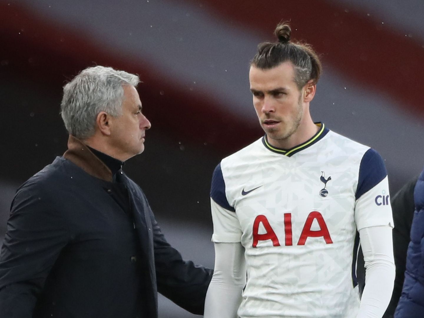 Mourinho y Bale durante un partido del Tottenham. (Efe)