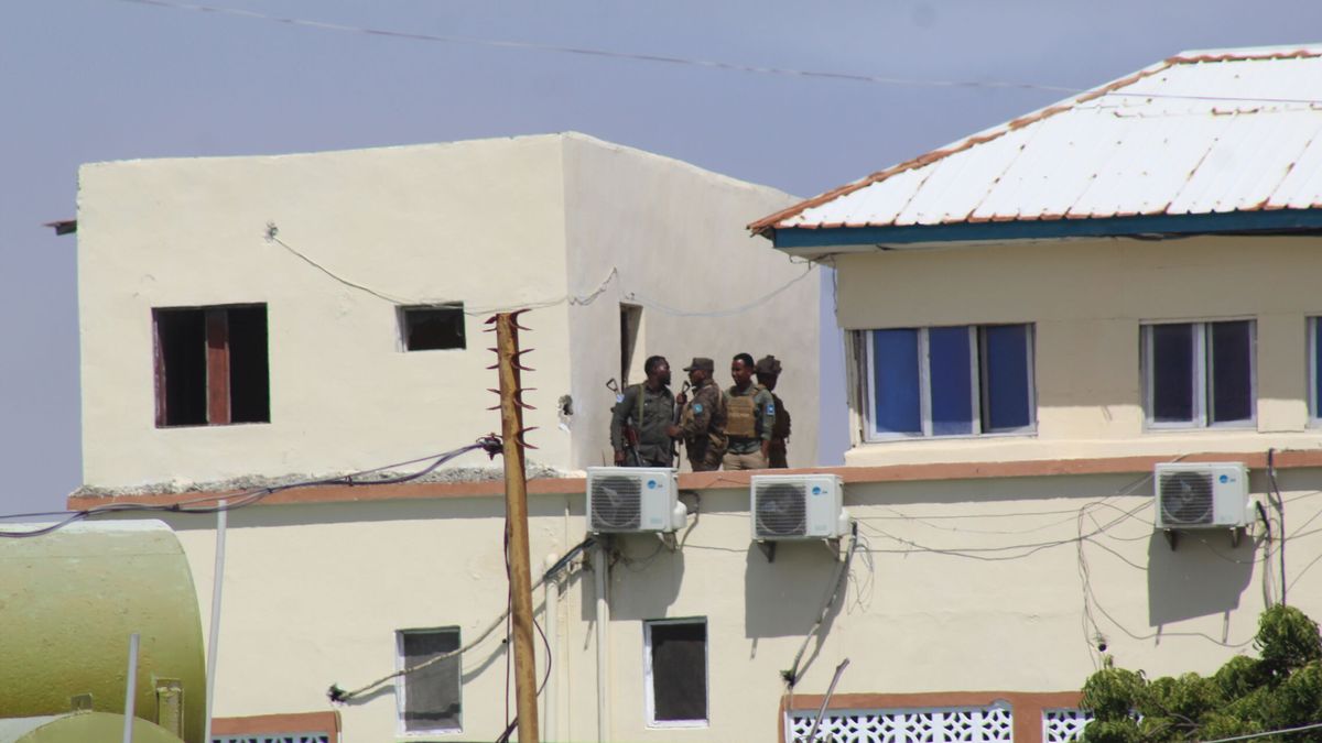 Explosiones y disparos sacuden un popular hotel de la capital de Somalia