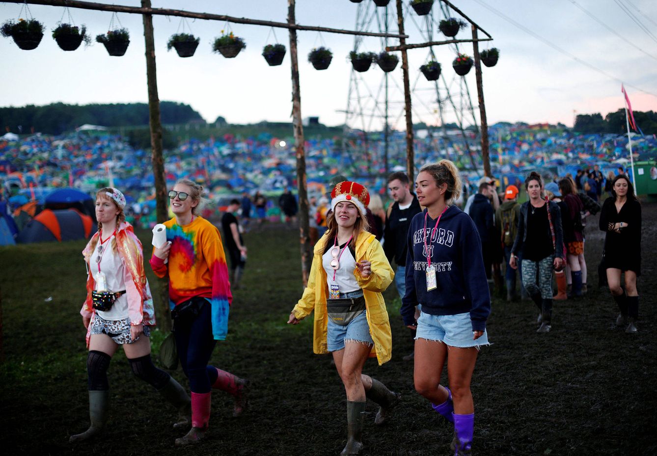 Un grupo de mujeres entrando en el festival (Reuters)