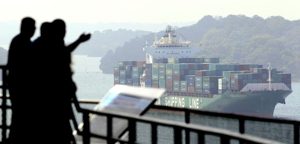 Un barco atraviesa el Canal de Panamá (Reuters)