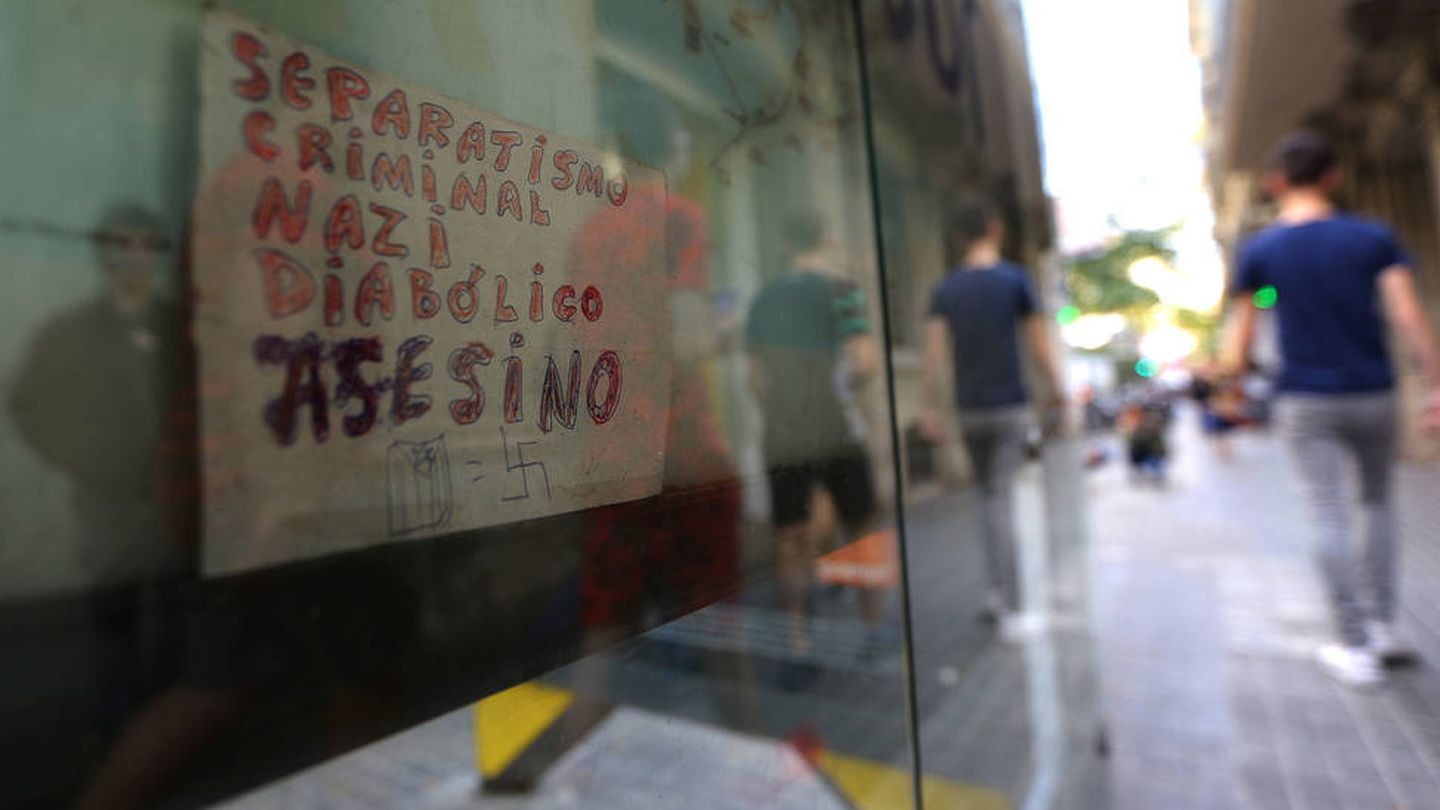 Un cartel en una parada de autobús en Barcelona donde se lee: 'Separatismo criminal, nazi, diabólico y asesino'. (Reuters)